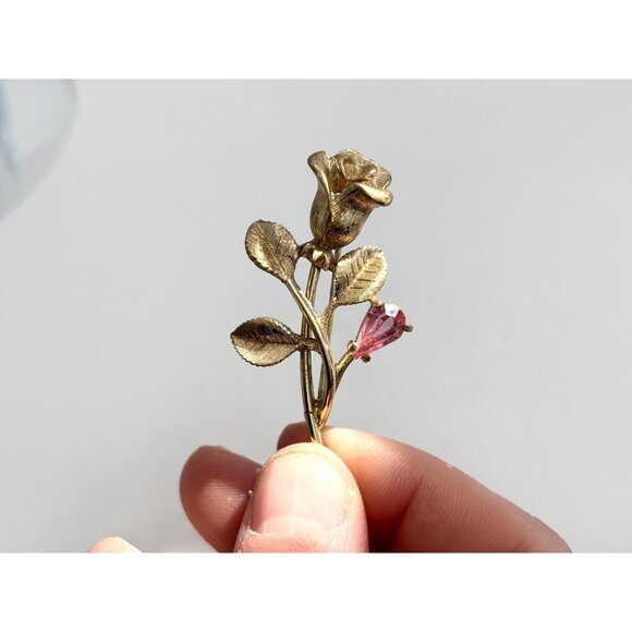 Avon Gold Rosebud Vintage Lavender Rhinestone Accented Gold T Floral Brooch - Picture 2 of 10